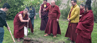 Interview avec sa Sainteté Drikung Kyabgön Chetsang Interview avec sa Sainteté Drikung Kyabgön Chetsang
