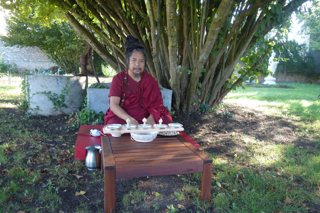 Khenpo K. Tashi réalisant une Torma Gyatsa