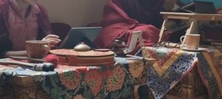 Dimanche 1er février – Puja d&rsquo;offrandes de serkyem d&rsquo;Achi Chökyi Drölma avec Lopönma Samten Angmo 